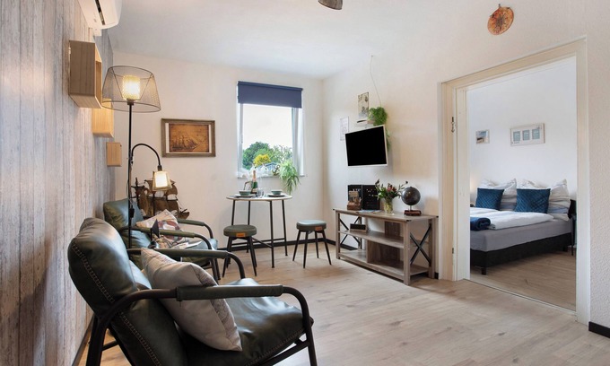 Reinberg Apartment | Apartment 'Nostalgie-flair Kapitänskajüte' with Shared Terrace, Wi-Fi and Air Conditioning