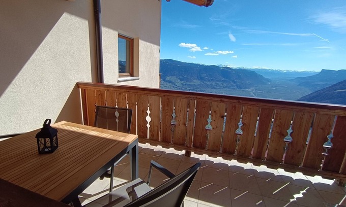 Lagundo Apartment | Apartment 'Schwalbennest' with Mountain View, Shared Garden and Wi-Fi