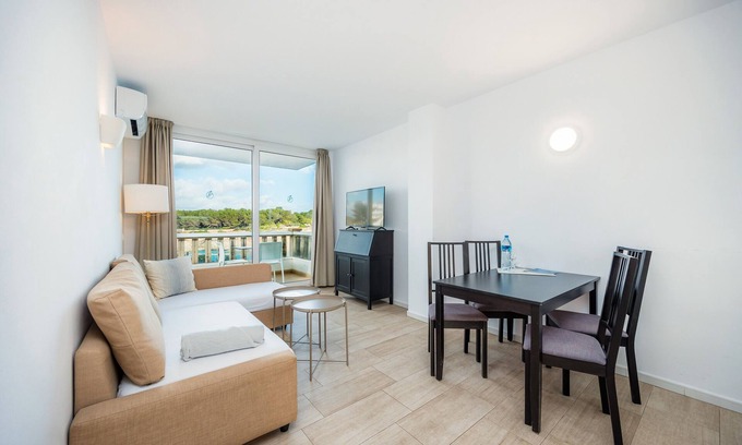 Portocolom Apartment | Apartment 'Sea View Room 003' with Shared Pool, Wi-Fi and Air Conditioning