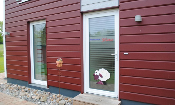 Breklum Apartment | Apartment 'Stine' with Shared Terrace, Shared Garden and Wi-Fi