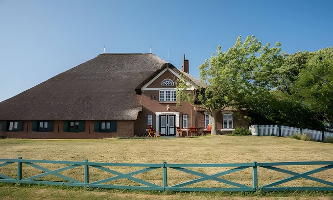 Westerhever Apartment | Apartment 'Strandgut' with Shared Terrace and Shared Garden