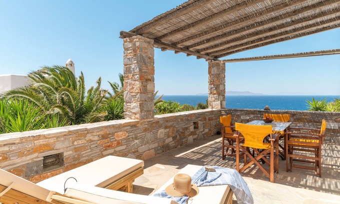 Kini Apartment | Apartment 'Suite No 2' with Sea View, Wi-Fi and Air Conditioning