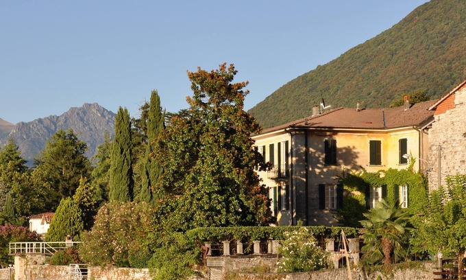 Claino Con Osteno Apartment | Apartment with garden, direct access to the lake in ancient villa