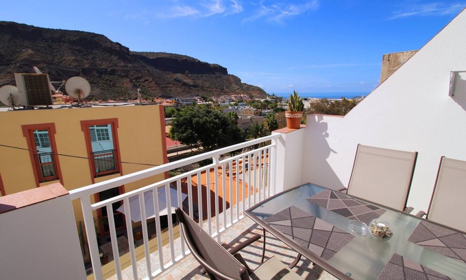 Lomo Quiebre Apartment | Apartment with private terrace and sea views in Puerto de Mogán.