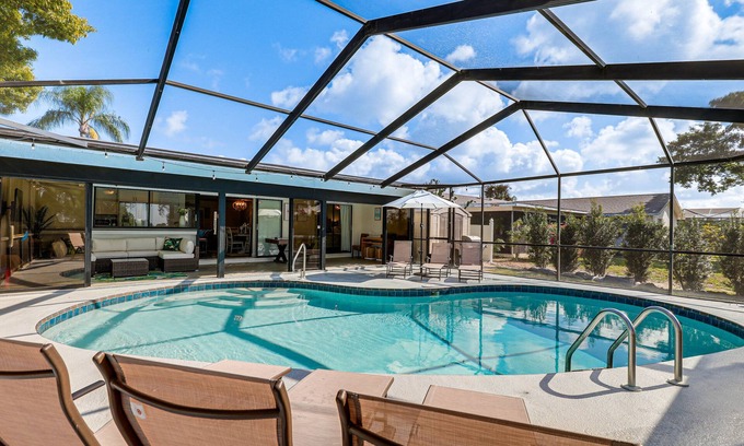 Apollo Beach House | Apollo Beach Oasis: Lanai + Heated Pool!