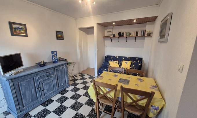 Saint-Andre Apartment | Appart. in village bordering Argeles s/mer and its beaches near Collioure.