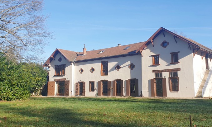 Peronnas Apartment | Appartement au Calme, Spacieux et Confortable