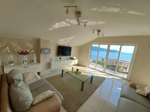 Meljine Apartment | Appartment with view in Montenegro