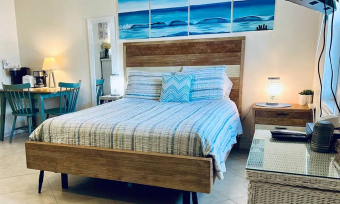Pompano Beach Apartment | Apt#4 -Charming relaxing -beautiful APT-80yard walk to the BEACH wBBQ/Patio