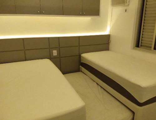 Vila Julia Apartment | Apt Guarujá Enseada lado praia FAN 1 dorm Tv Netflix Wi-Fi Ar até 5 pessoas