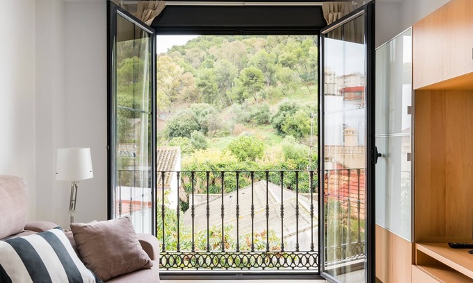 Centro Apartment | APT Malaga Center with PARKING and VIEWS of Gibralfaro
