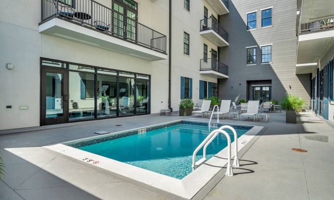 Central Business District Apartment | Apt on St Charles Ave | Streetcars, Parking, Pool!