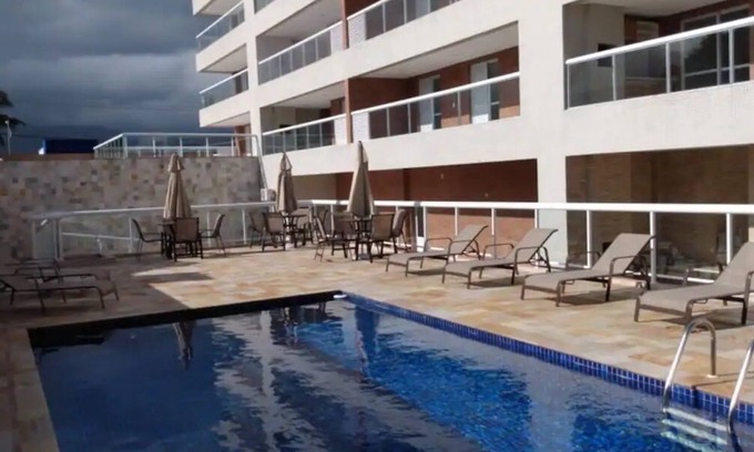 Bertioga Hotel | Apto novo e arejado com uma ampla sacada