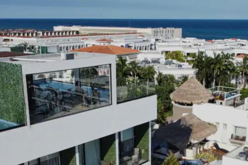 Downtown Apartment | Apts 200m from beach sleeps 10