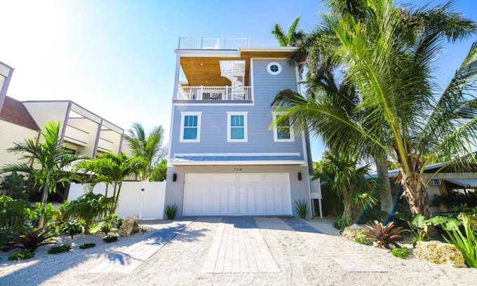 Bradenton Beach House | Aqua Paradise by AMI Locals
