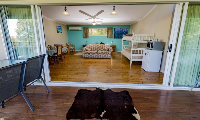 Cumboogle Apartment | Aqua Studio with shared kitchen, short drive to Zoo, Rural Setting