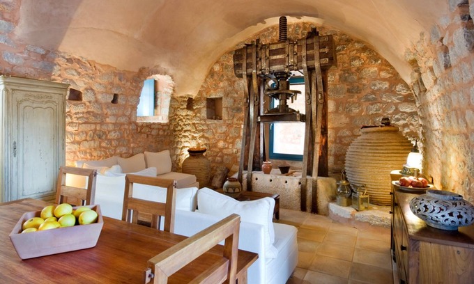 Omales Hotel | Arapakis Historic Castle