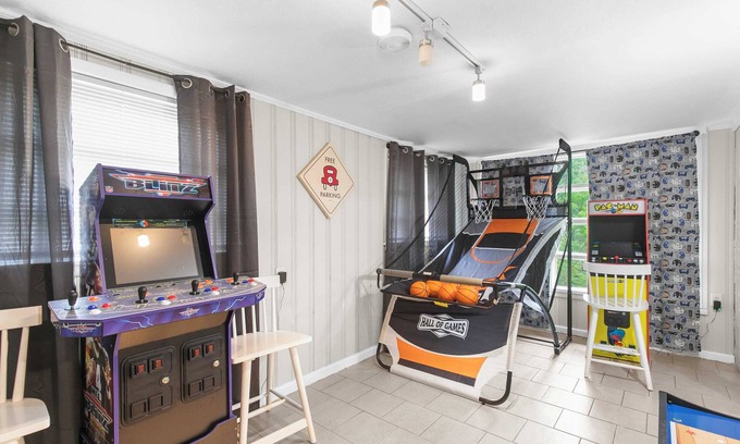 Center Point House | Arcade | Games, Long Stays & Large Groups Welcomed!