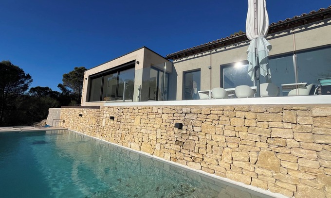 Malemort-du-Comtat Villa | Architect-designed villa Le Panda Blanc. Nature and absolute calm. At the gateway to the Luberon