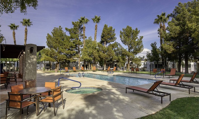 Paradise Hotel | Arizona Charlie's Boulder