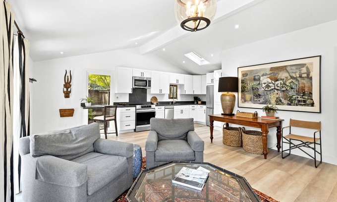 Browns Valley House | Art Collector's Sophisticated Guest House