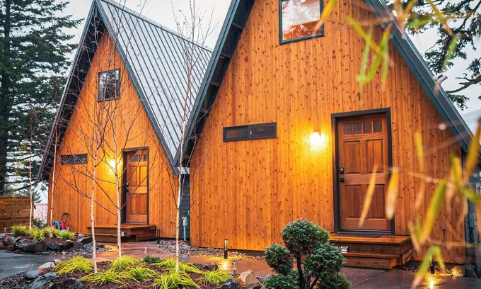 Stevenson Cabin | ArtBliss IV: River Views, Firepit & Soaking Tub