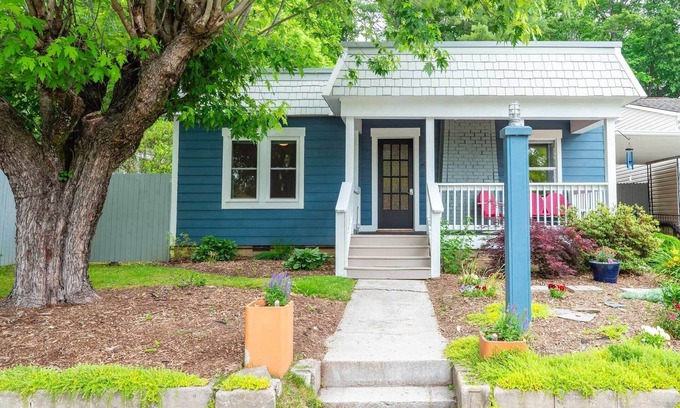 Spruce Pine House | Artisan Gem - 2 BR/1 Bath