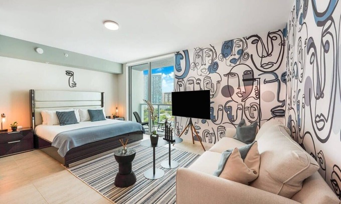 Northeast Miami Condo | Artistic Unique Studio Bay And Pool Views/Miami