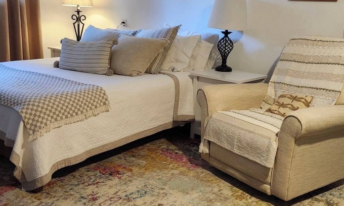 Fairhope Apartment | Artist’s Cozy Studio Retreat, A short walk to Mobile Bay and Downtown Fairhope