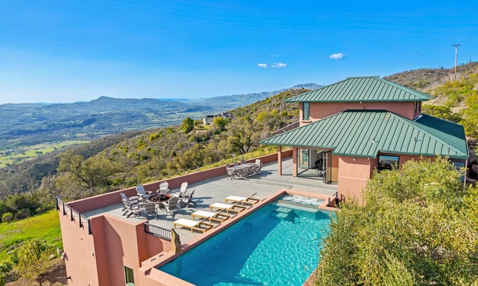 Glen Ellen House | As featured on CBS's Staycation!nnLuxury Retreat Overlooking Sonoma Valley