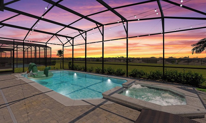 Davenport House | AS SEEN ON TV - Themed Rooms - Arcade, Pool & Resort.