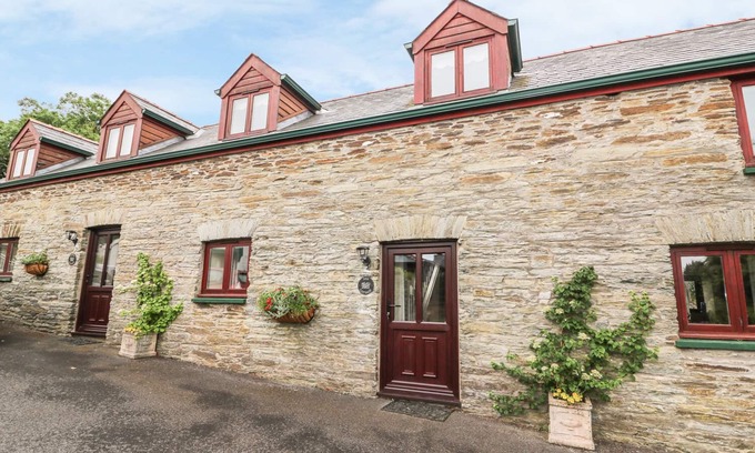 Llandysul Cottage | ASH COTTAGE, pet friendly, with hot tub in Newcastle Emlyn