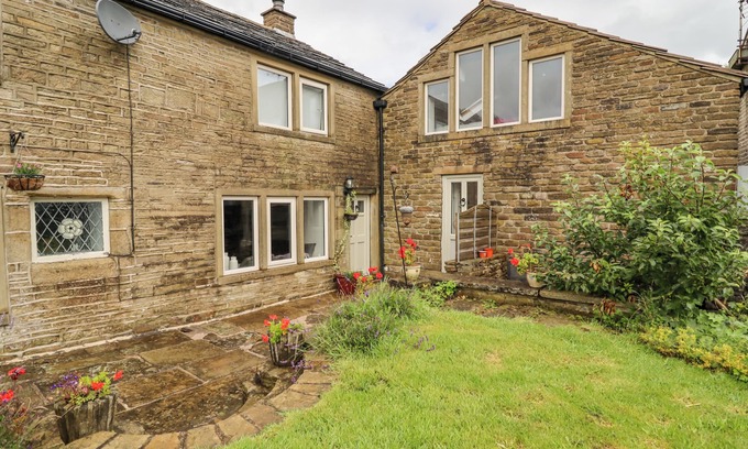 Ogden Cottage | ASH TREE BARN, pet friendly, character holiday cottage in Luddenden