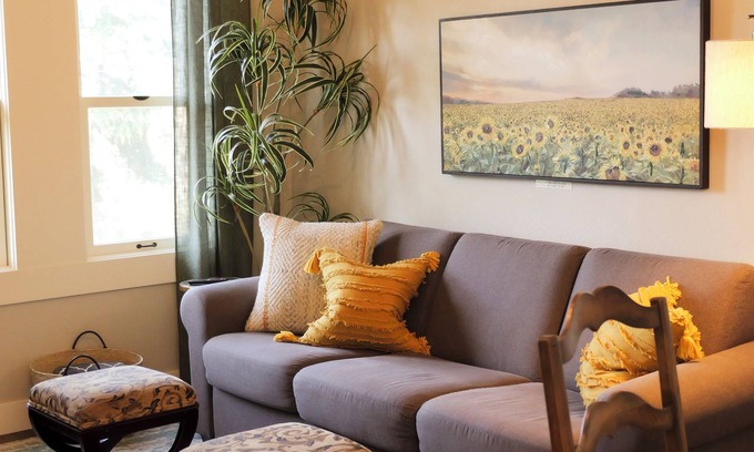 Siskiyou-Hargadine Historic District Apartment | Ashland Group Retreat! The RedTail Inn offers 3 full suites within one booking, sleeping up to 12. Great location for the Shakespeare Festival. Ample space for your large family or friend group.