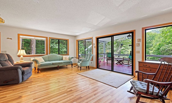 Maggie Valley House | ASK ABOUT OCT/NOV DISCOUNTS Enjoy the amazing creek and waterfall at Stream Song