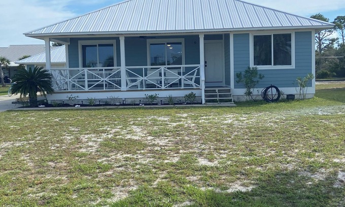 Port St. Joe House | Ask about snowbird specials! Walk to beach & food trucks, grill, sleeps 9!