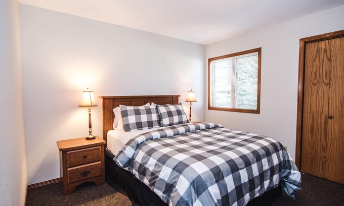 Red Lodge Condo | Aspen Cozy 2 Bed/2 Bath Condo Unit #8 on Golf Course with Hot tub/Sauna/Pool