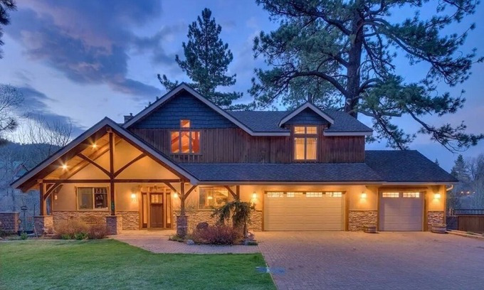 Markleeville Cabin | ASPEN CREEKSIDE LODGE- A Stunning Family and Corporate Retreatnn