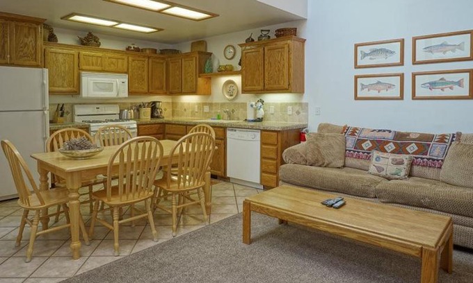 June Lake Apartment | Aspen Meadows 11