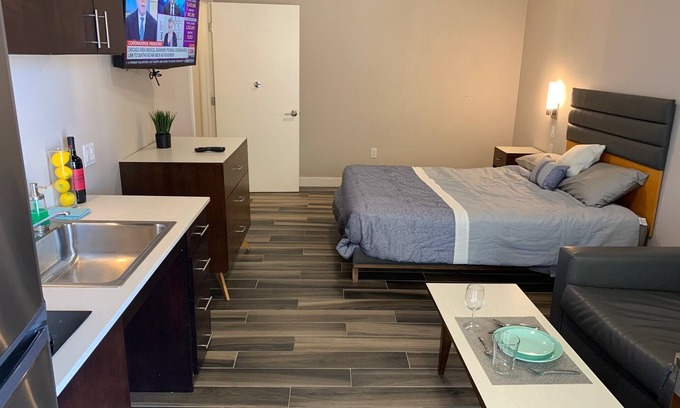 Old Town Hotel | Assessable Studio equipped kitchen, Queen bed + Full sofa-bed. Walk to Old Town