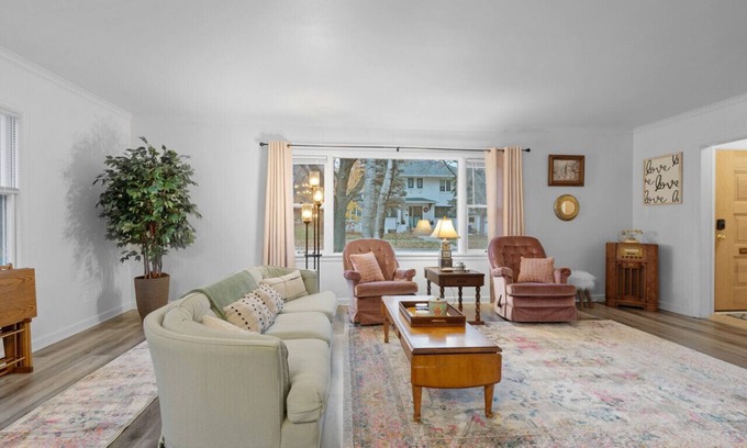 Green Bay House | Astor Park style 2 BR - Backyard to Hospitals!