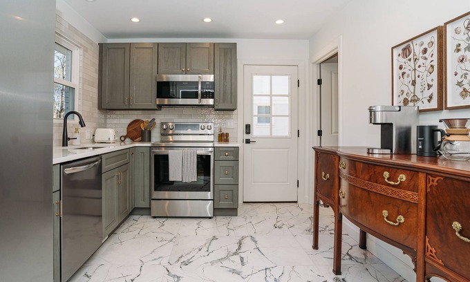 Matthews House | AstoriaHaus Walking Distance to DT Matthews