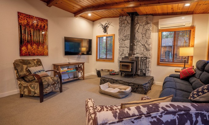 Dorrington Cabin | Astro's Dogwood Cabin ~ Pool Access & A/C & Pet friendly!