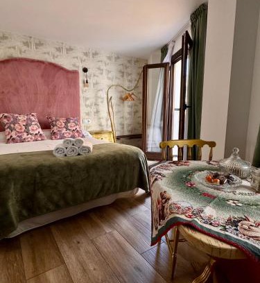 Old Town House | ATENEO CUENCA Suites con cocina en el casco histórico