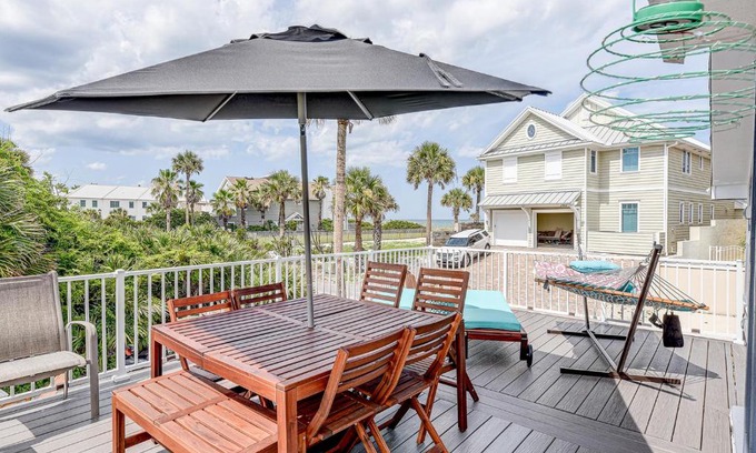 Jacksonville Beach House | Atlantic Shores Getaway steps from Jax Beach Private House Pet Friendly Near to the Mayo Clinic - UNF - TPC Sawgrass - Convention Center - Shopping Malls - Under 3 Hours from DISNEY