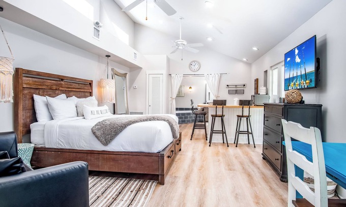 Midtown Apartment | Atlantis House's Palm Suite-voted top 25 in USA