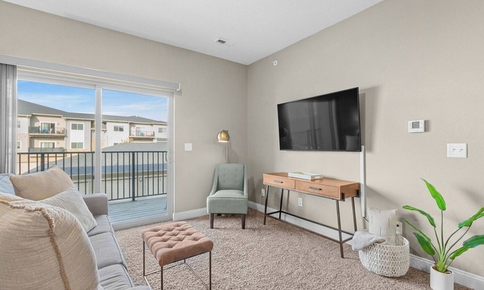 West Des Moines Apartment | Attached Garage | Onsite Gym | Fast Wifi