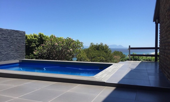 Mountainside Apartment | Attractive beach style apartment with garden