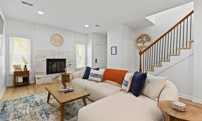 Auburn House | Aubie's Hangout - A BoutiqueTownhouse - Walk to Downtown & Campus!