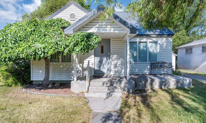 Rigby House | Aunt Mary's House 2-bedroom house with WiFi and window AC in delightful Rigby